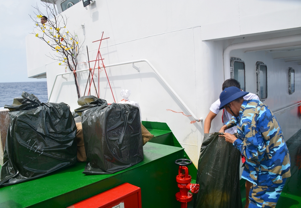 Tất cả hàng, quà Tết đều được đóng gói cẩn thận trong túi ni-lông chuyên dụng để chống nước biển.